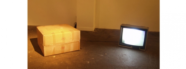 Kiste mit einem Bildschirm verbunden, auf dem ein Video gezeigt wird